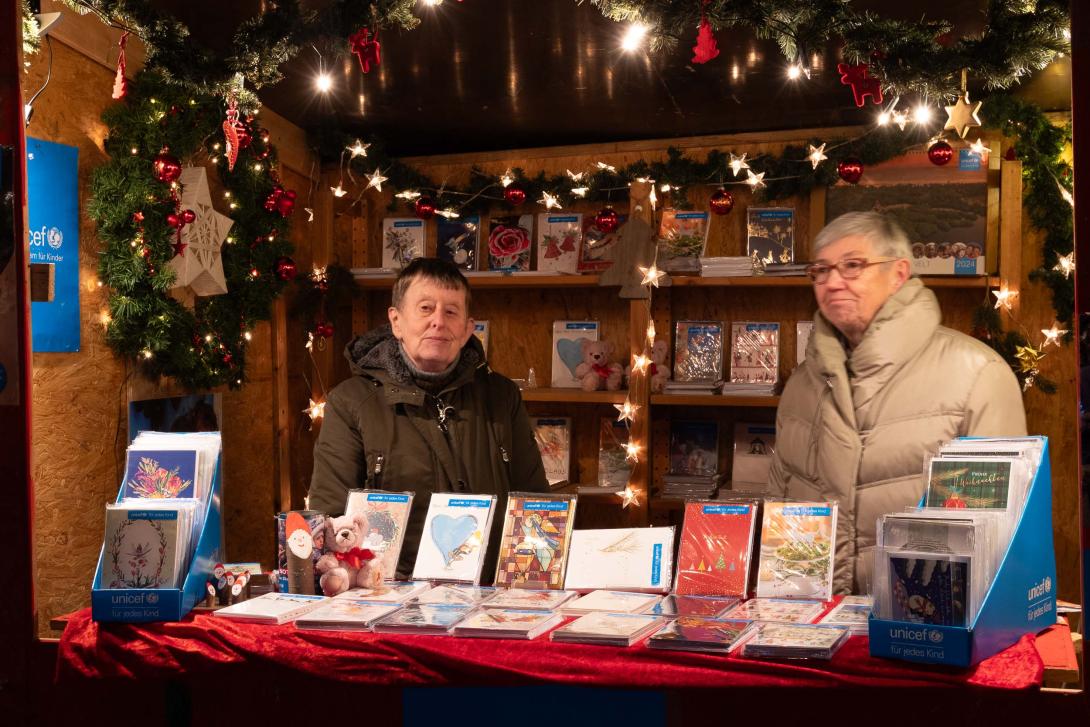 Der UNICEF Stand auf dem Adventsmarkt in der Altstadt bietet zahlreiche Weihnachtskarten an