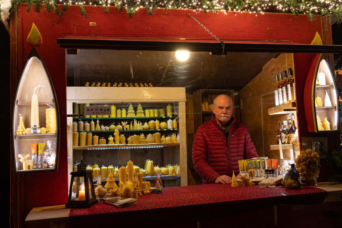 Der Imkerstand auf dem Adventsmarkt in der Altstadt bietet ein reichhaltiges Sortiment an Waren an.